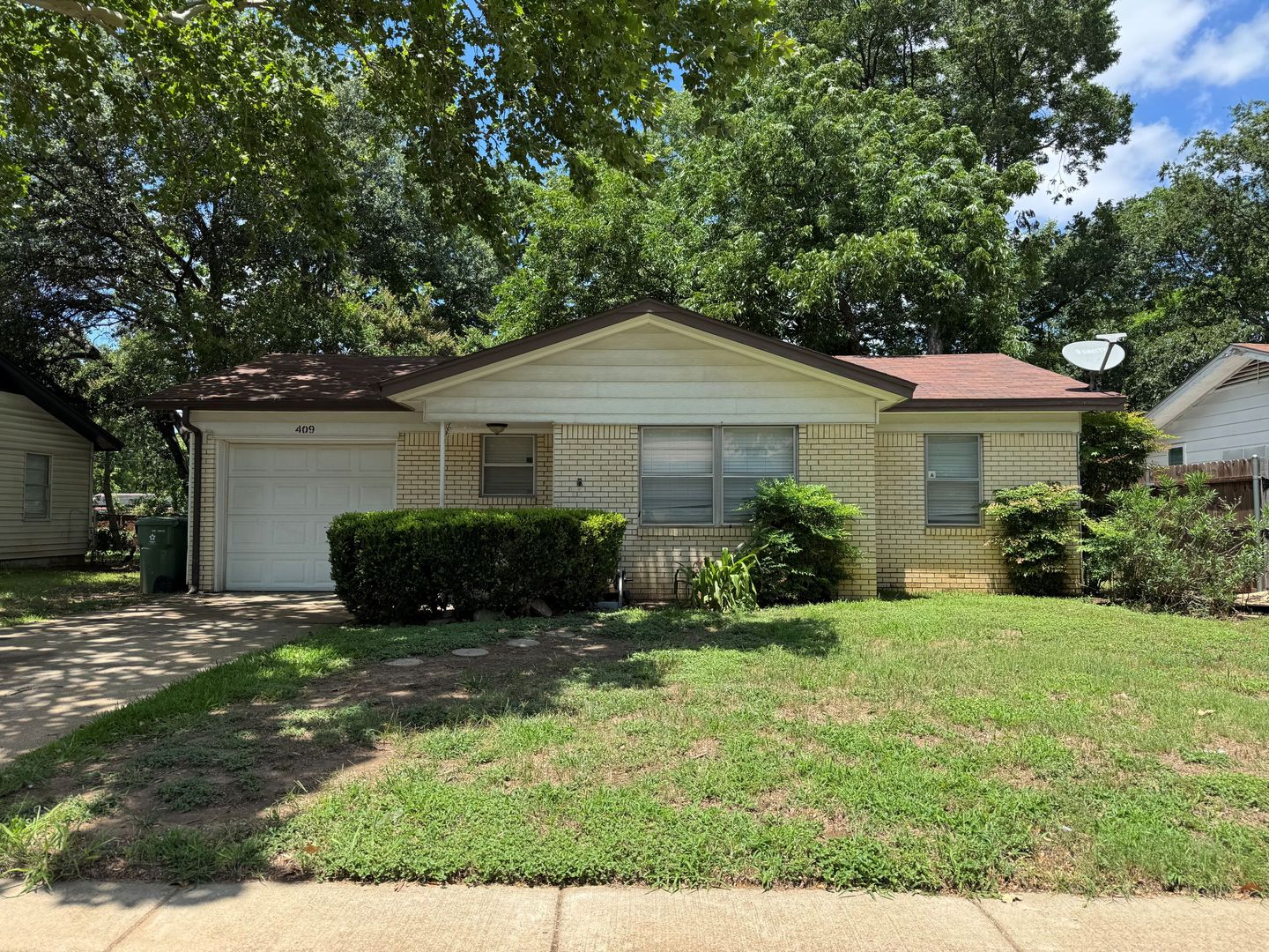 Arlington House: 409 E Lilly Ln