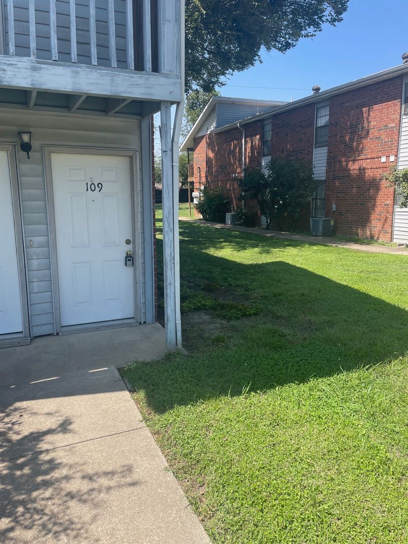 Grand Prairie House: 809 SE 4th St, Apt 109