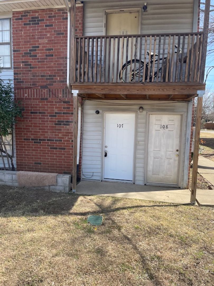Grand Prairie Townhome: 805 SE 4th St, Apt 107