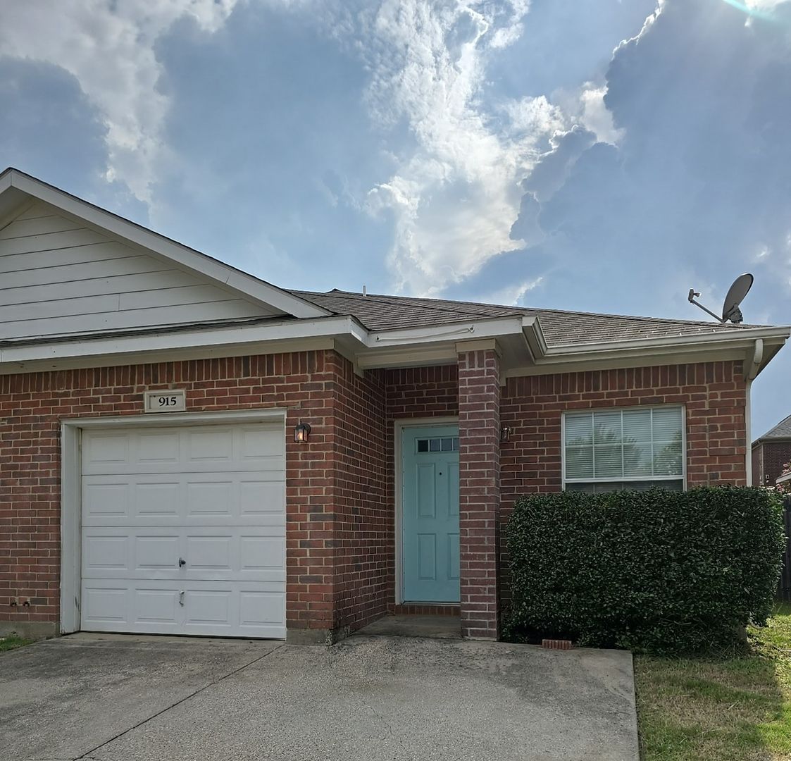 Burleson Townhome: 915 Walnut