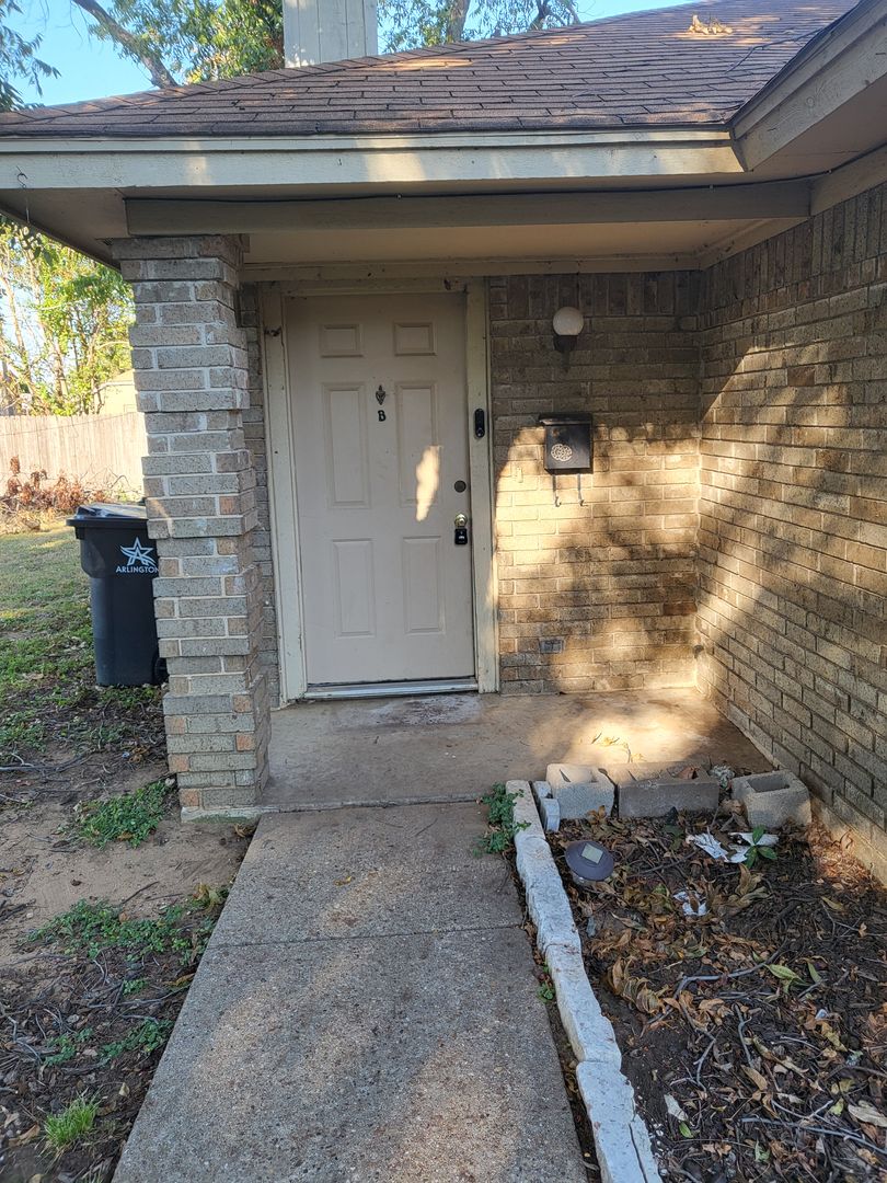 Arlington House: 808 Austin St, Apt B