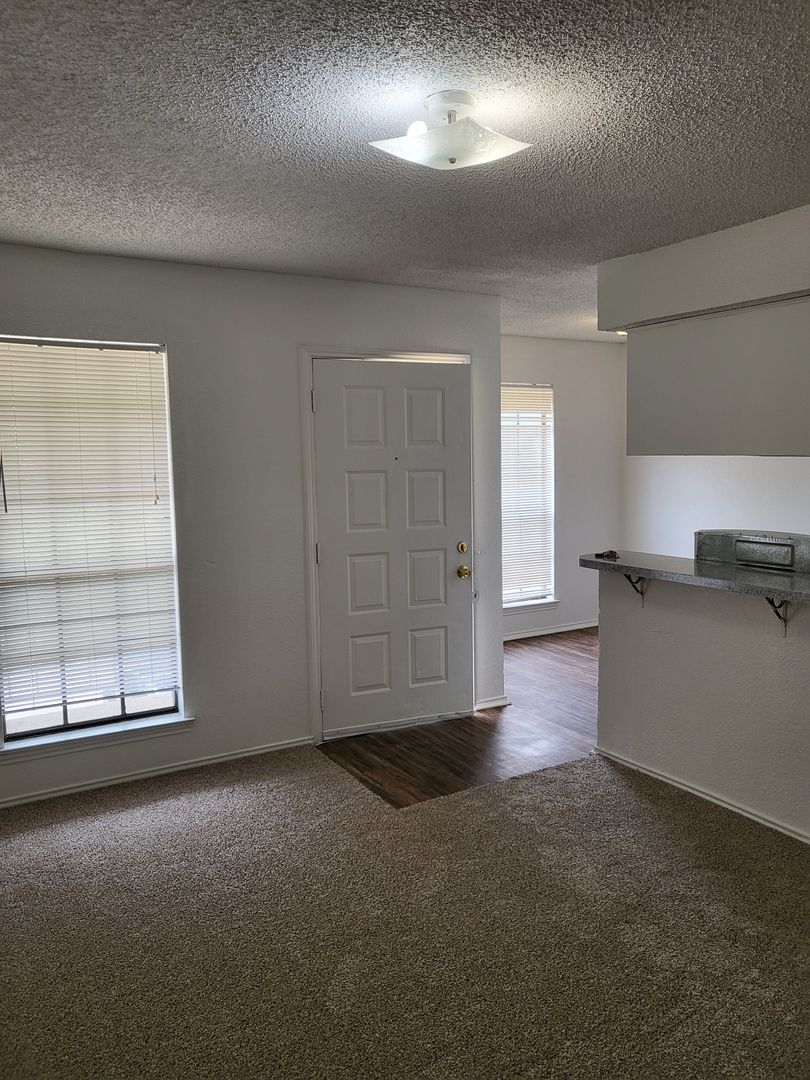 Arlington House: 1209 Avondale Ct, Ave C