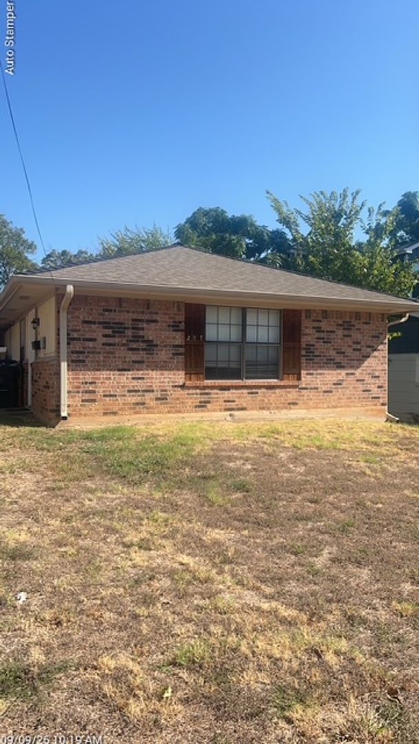 Arlington House: 207 Hosack St