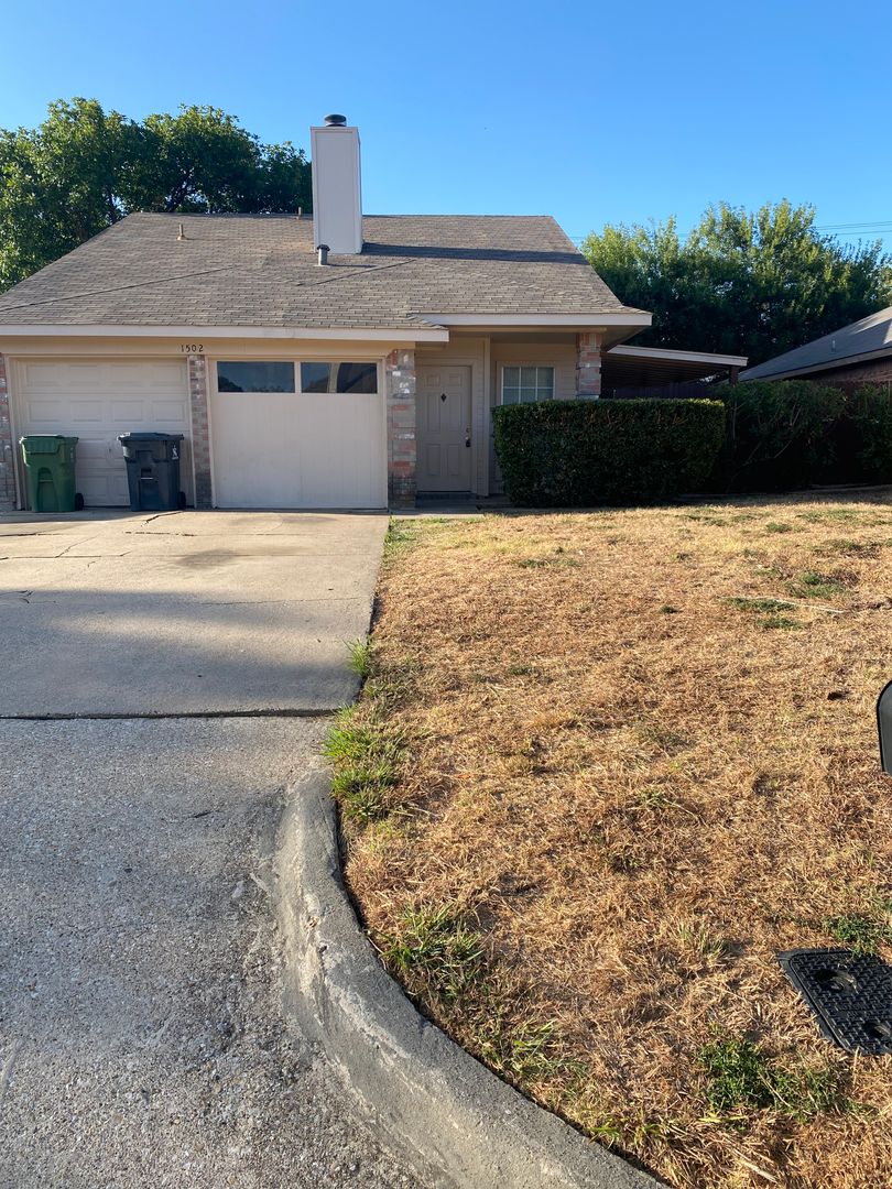 Arlington House: 1502 Woodfern Dr