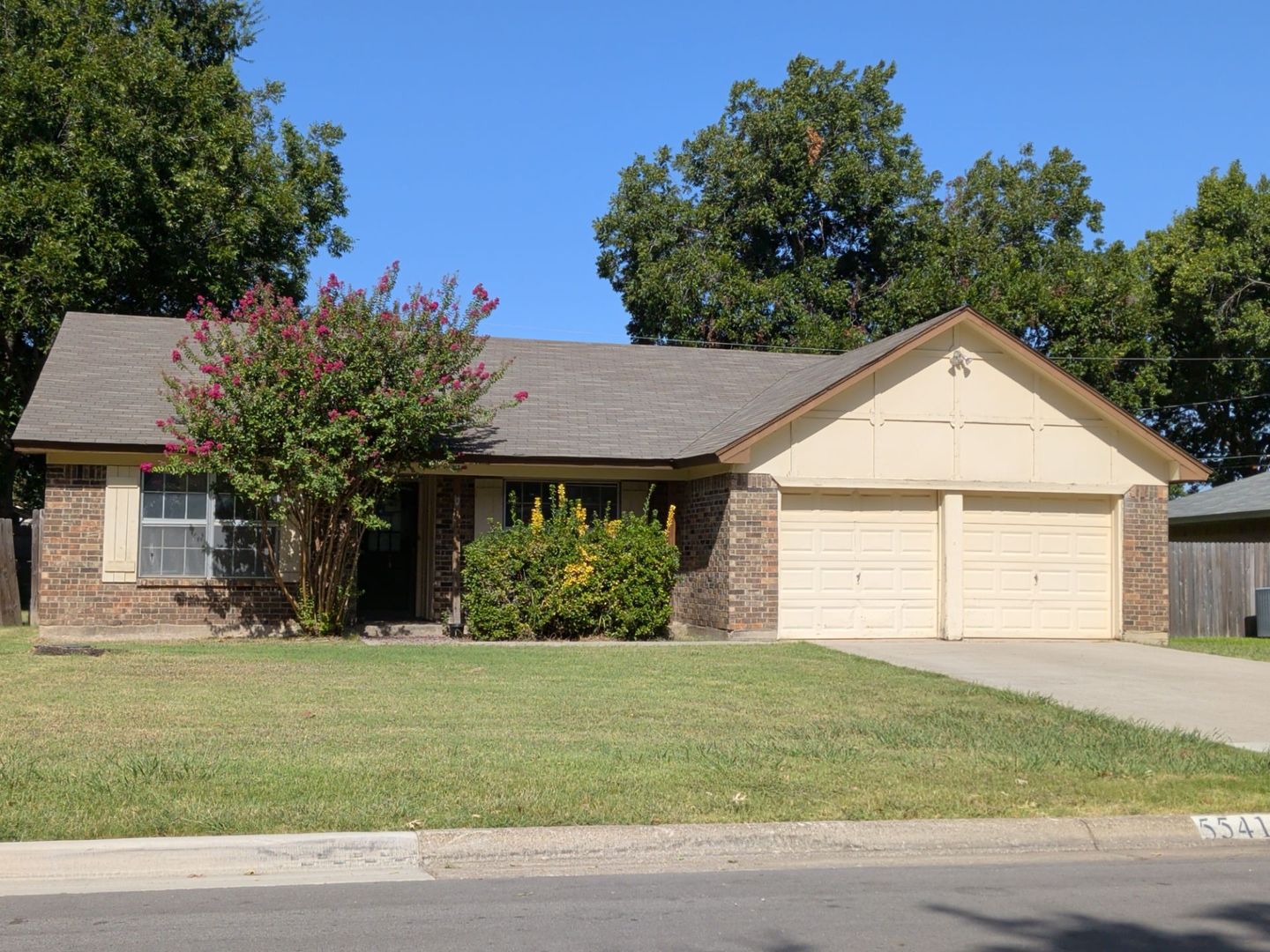N Richland Hills House: 5541 Wood View