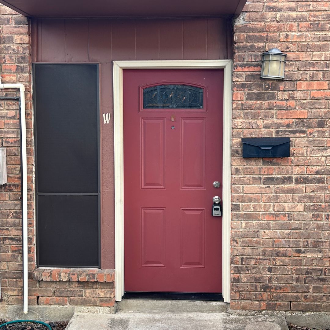 Arlington House: 2414 W Abram, Apt W