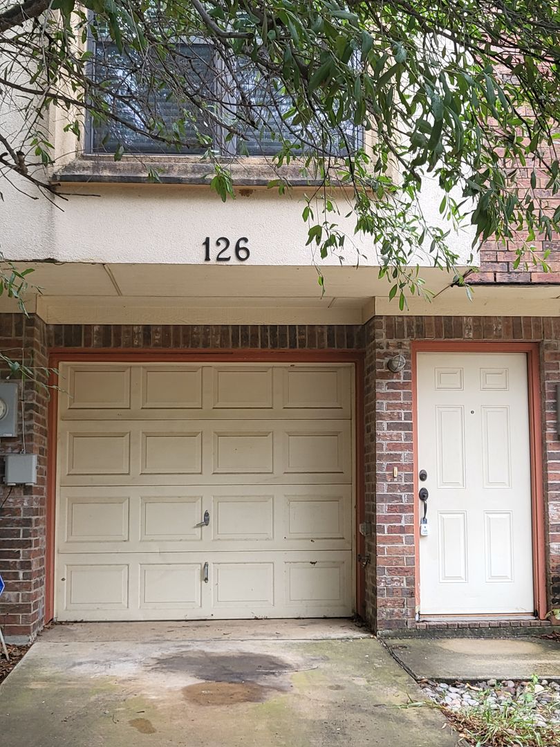 Arlington House: 126 Nemo Ct