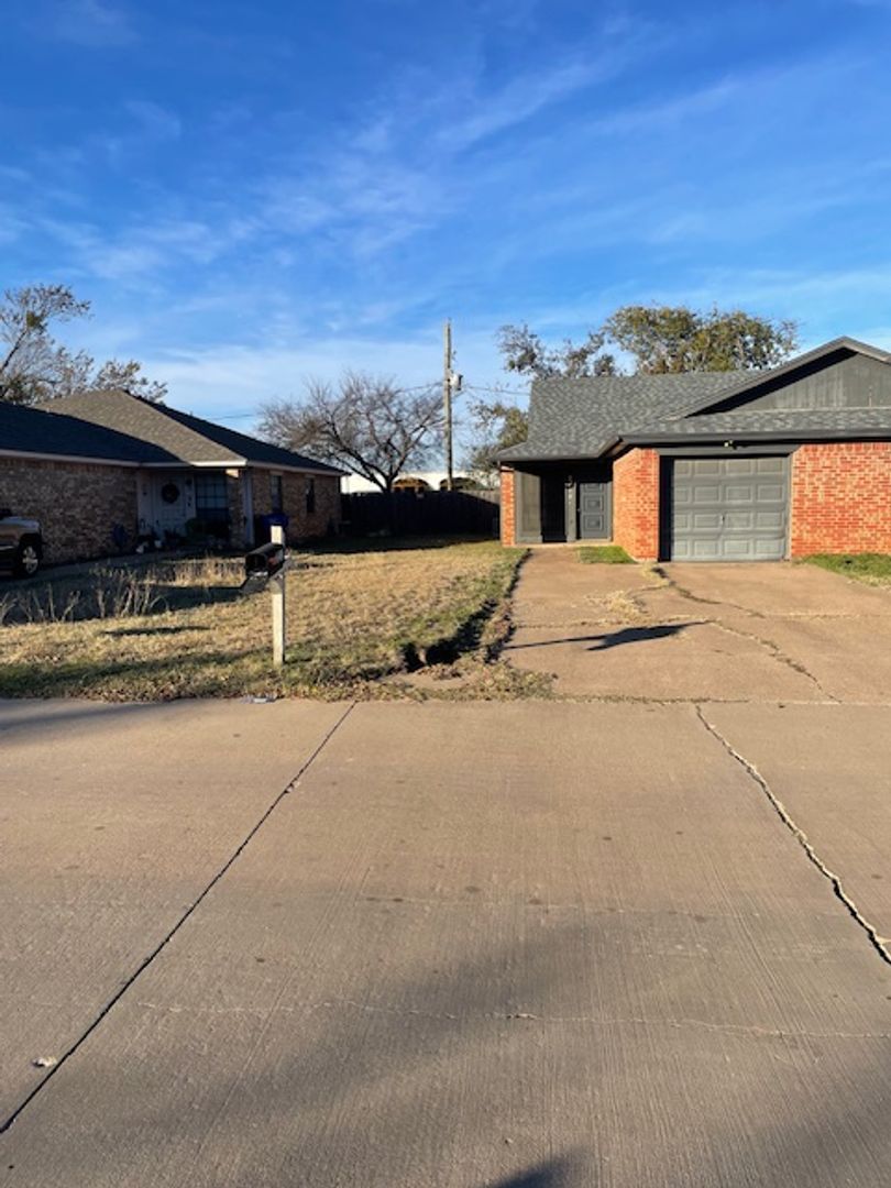 Kennedale House: 322 Spring Branch Ln