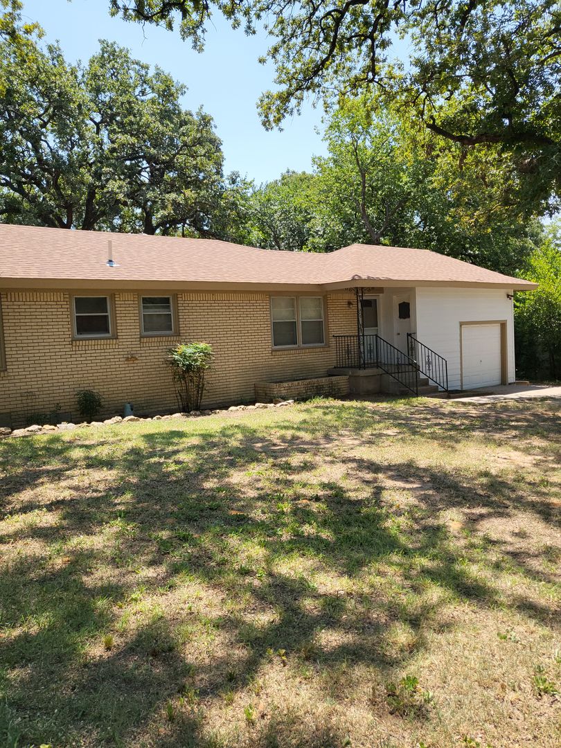 Hurst House: 304 E Ellen Ave