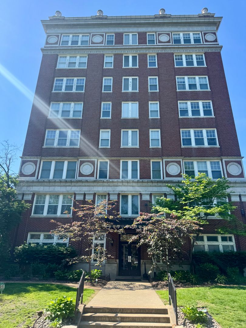 St Louis Apartment: 5330 Pershing Ave
