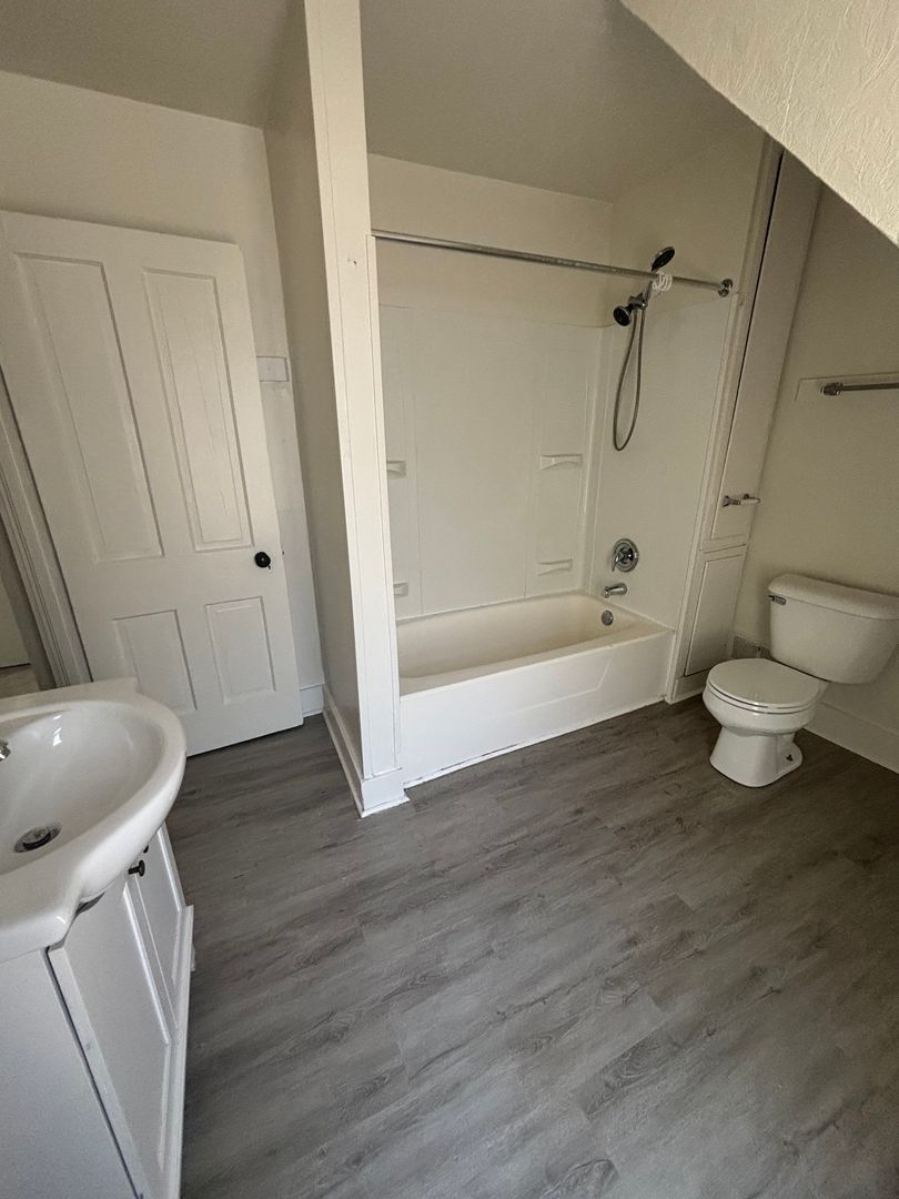 Belvidere Apartment: 521 E Madison St