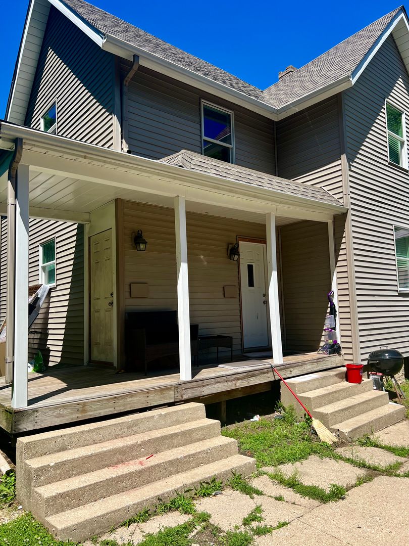 Rockford Apartment: 133 S Chicago Ave
