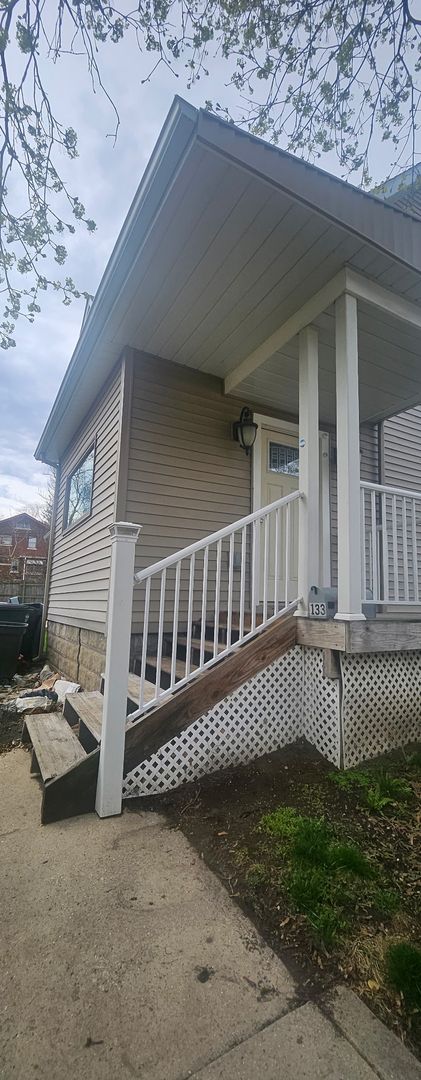 Rockford Apartment: 133 S Chicago Ave