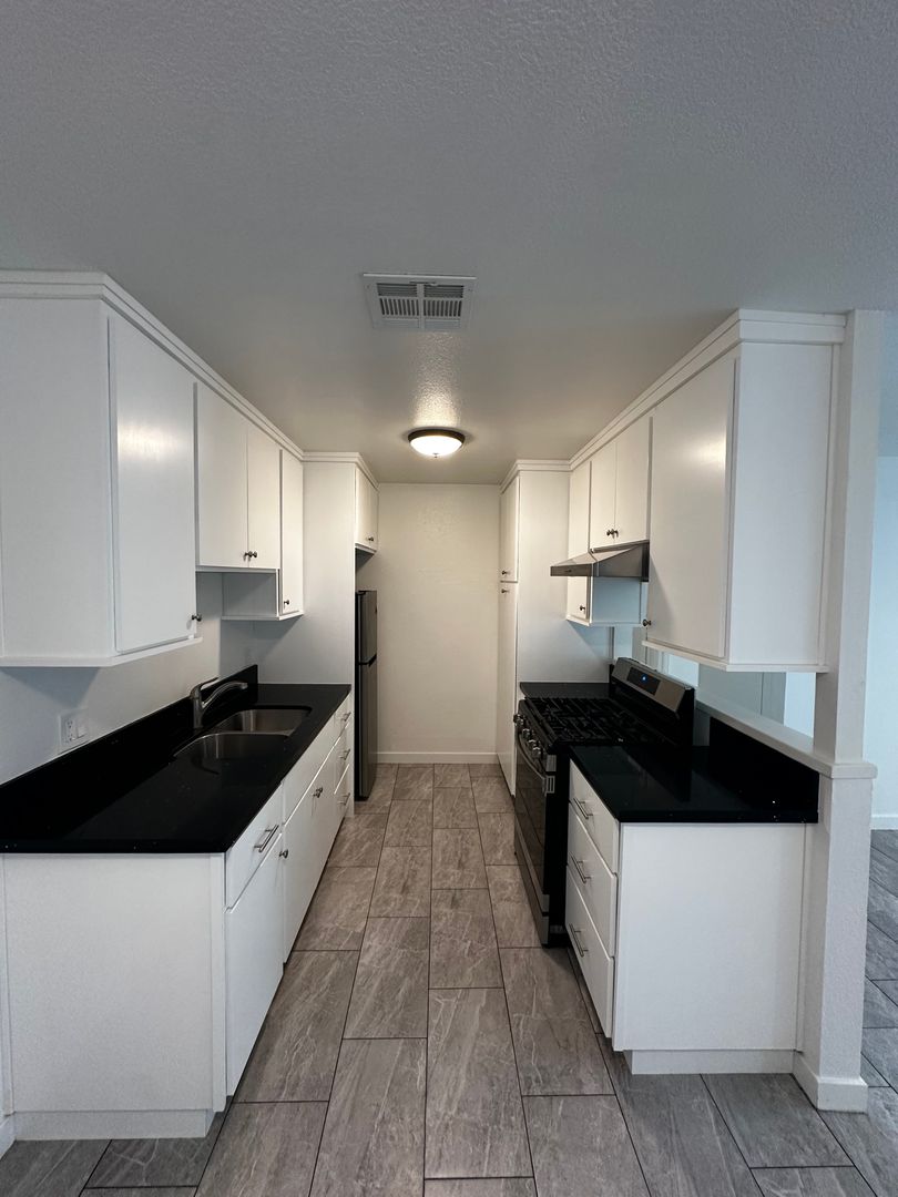 ANAHEIM Apartment: 301 NORTH TUSTIN