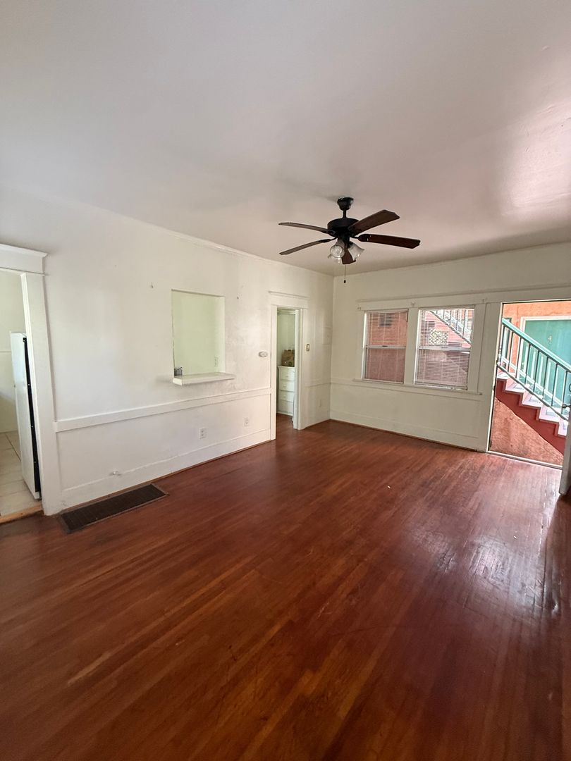 Long Beach Apartment: 1614 E Broadway