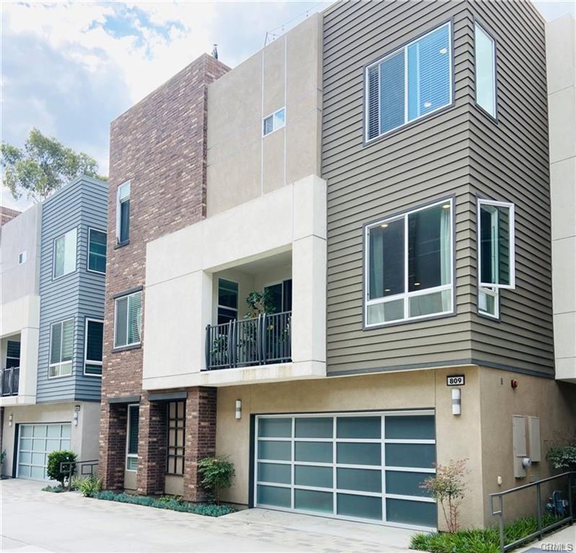 Costa Mesa House: 809 Brickyard Lane