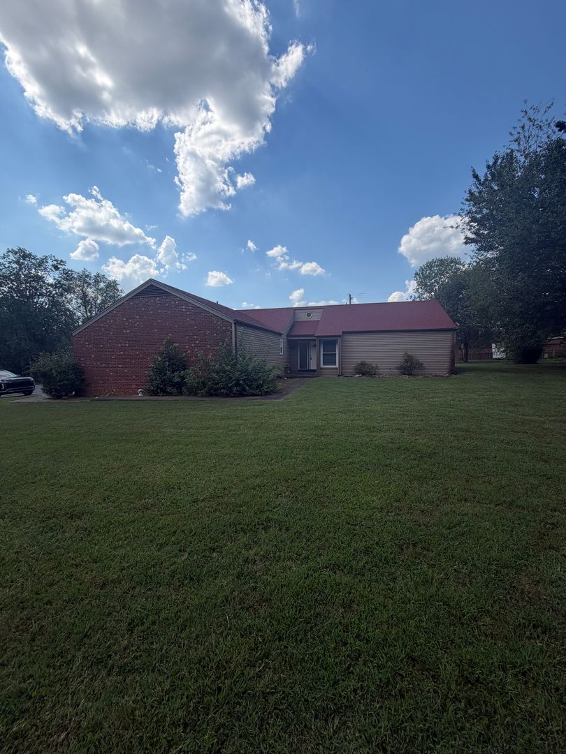 Bowling Green House: 217 Scott Lane