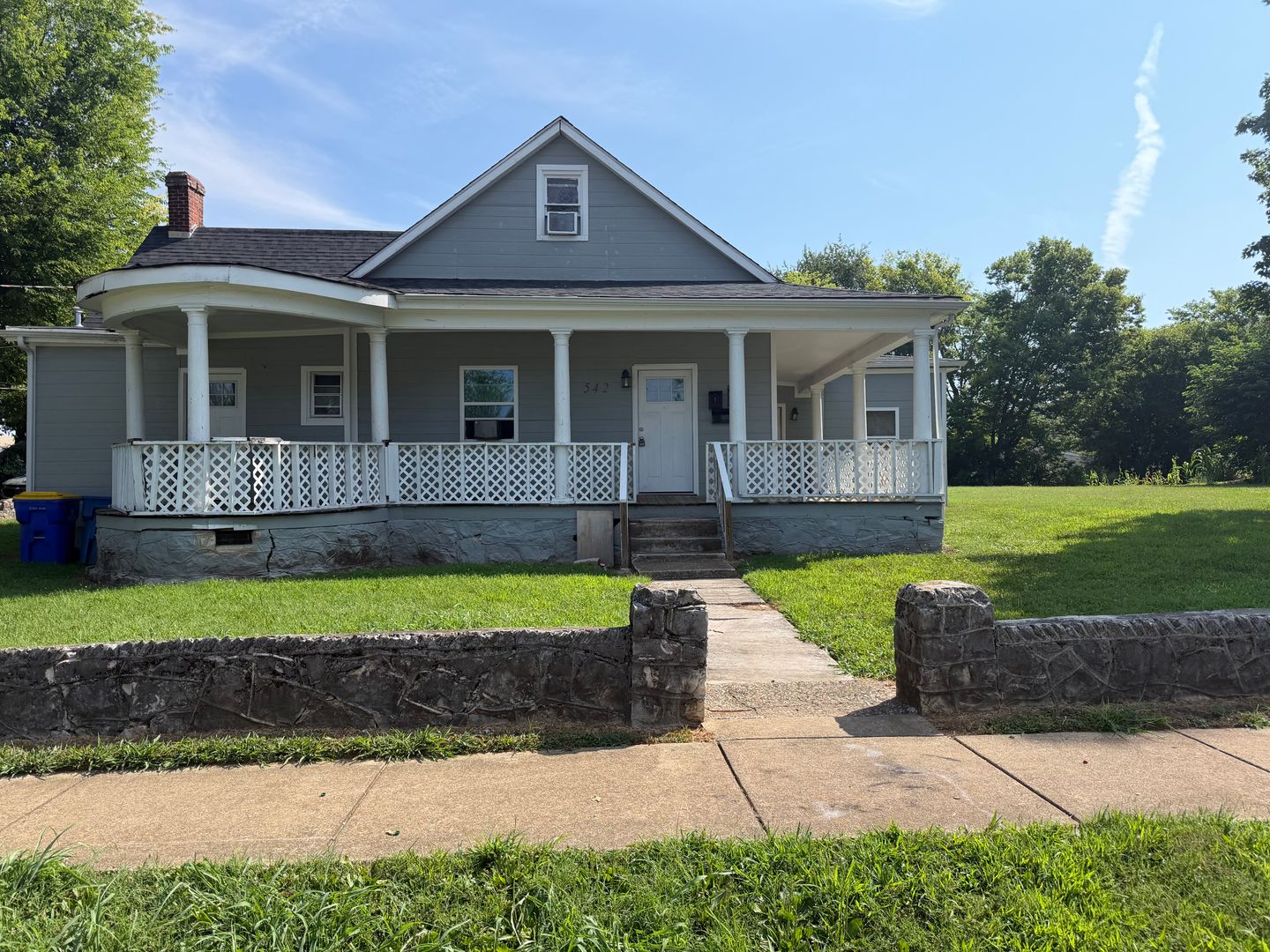 Bowling Green Apartment: 542 Woodford Avenue