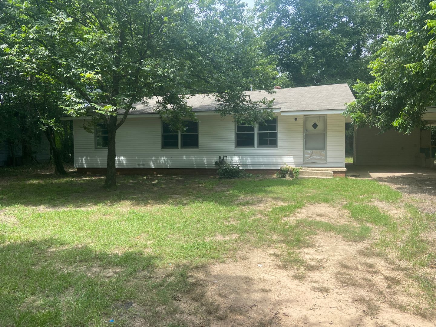 Texarkana House: 227 N Kenwood Dr.