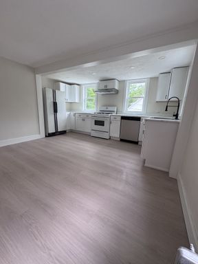 2bd/1ba | Charlotte | Newly Renovated | Off-Street Parking | LVP Flooring | Dishwasher – photo 1