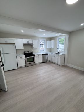 2bd/1ba | Charlotte | Newly Renovated | Off-Street Parking | LVP Flooring | Dishwasher – photo 1