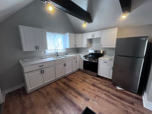 2bd/1ba Popular Beechwood Neighborhood | Off-Street Parking | – photo 1