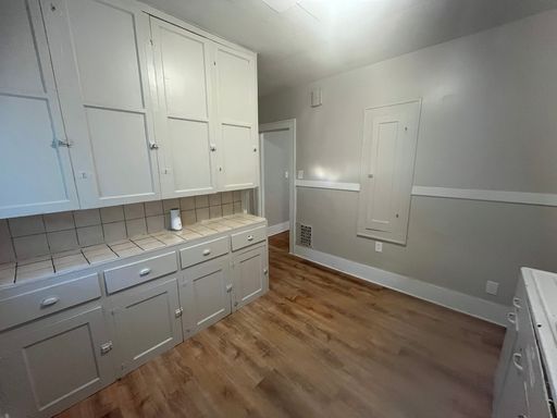 3bd/1ba Popular Beechwood Neighborhood | Off-Street Parking | True side by side | – photo 1