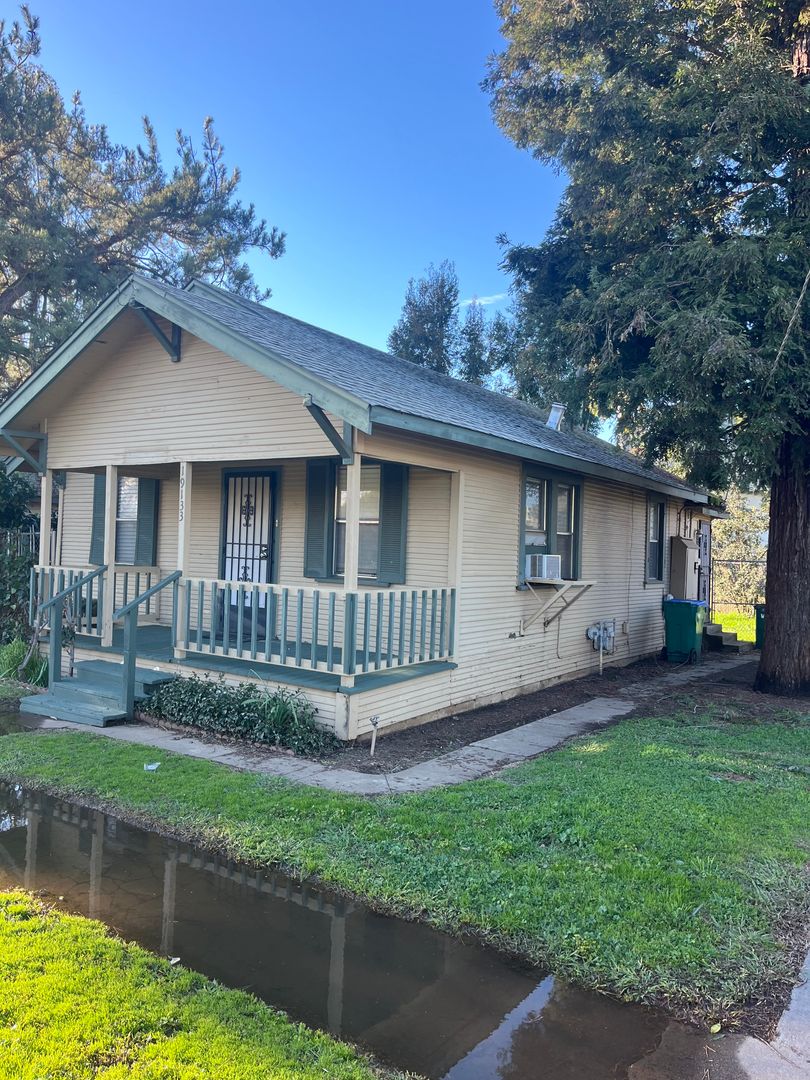 Linden House: 19133 Grace St