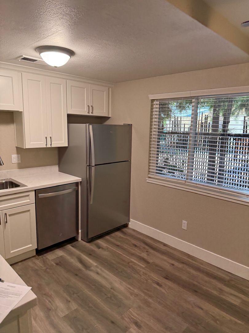 Lodi Apartment: 427 W. Elm St