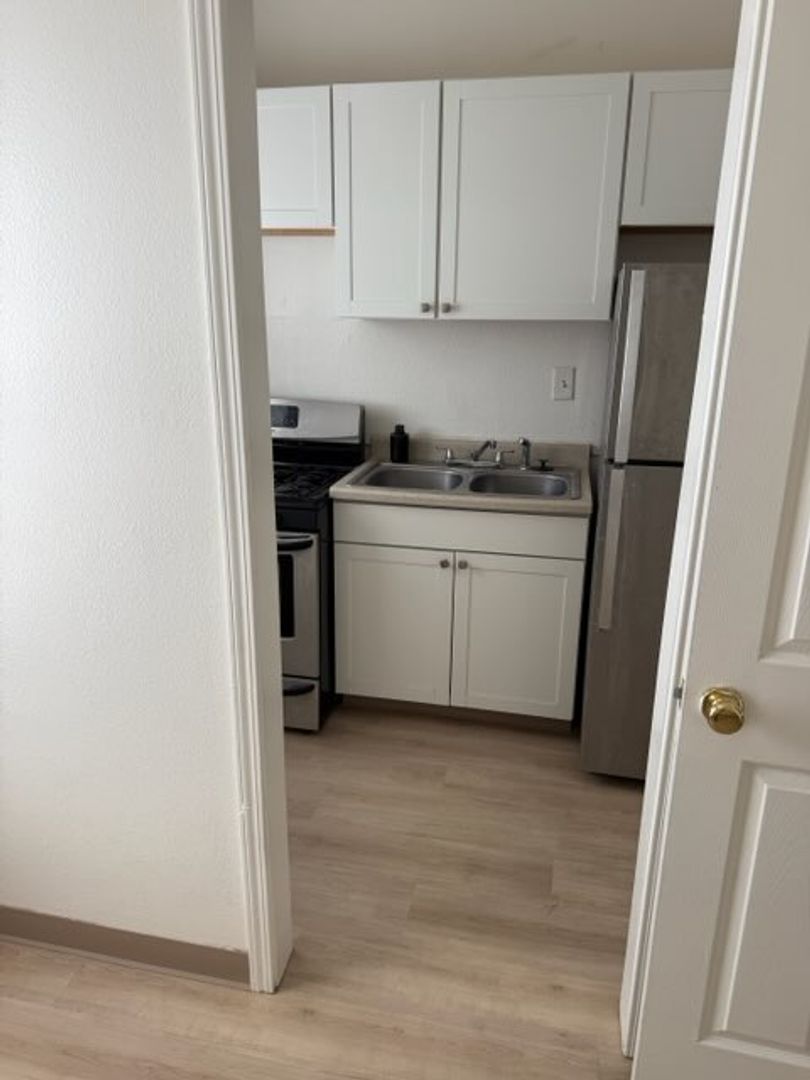 Lodi Apartment: 403 N. School St