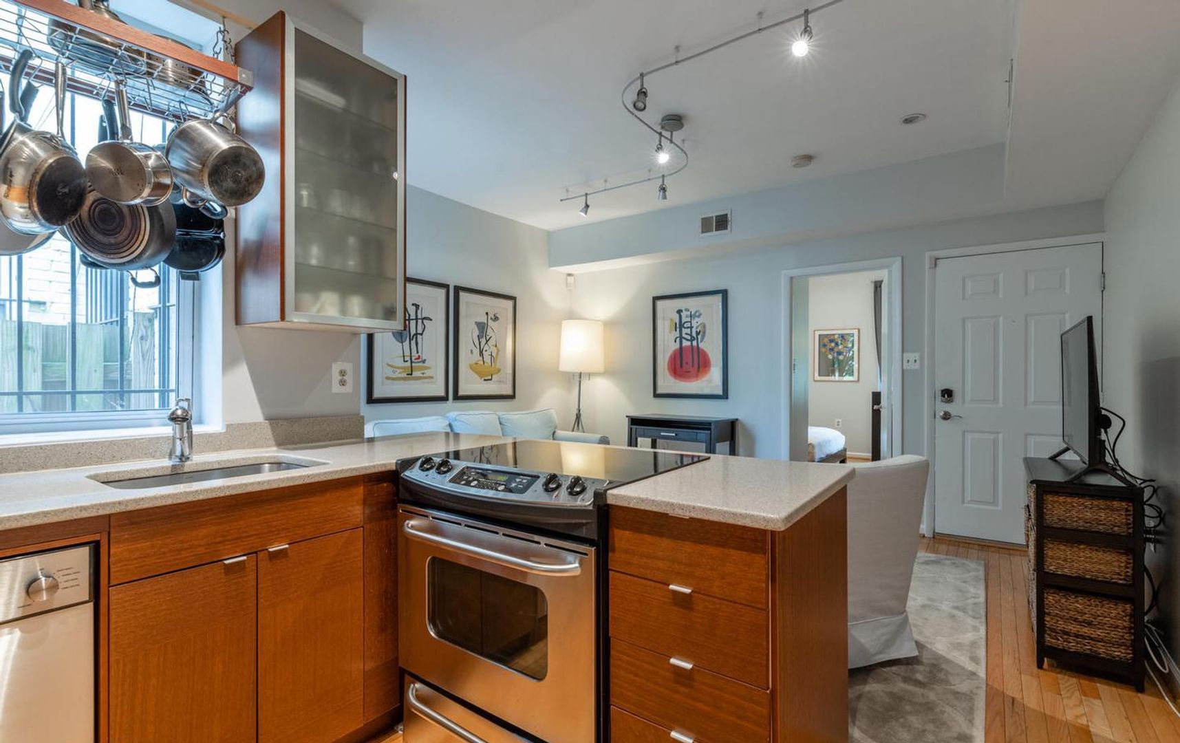 Washington Apartment: 1512 10th St NW