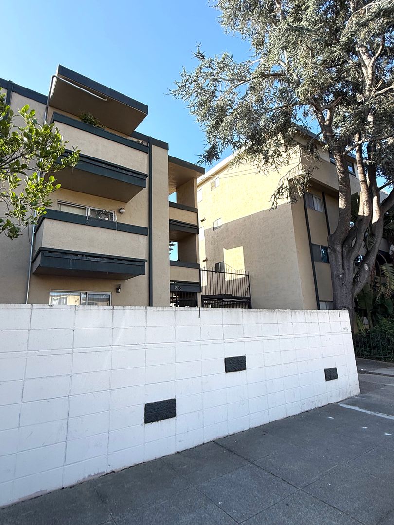 Oakland Apartment: 1530-36 6th Avenue