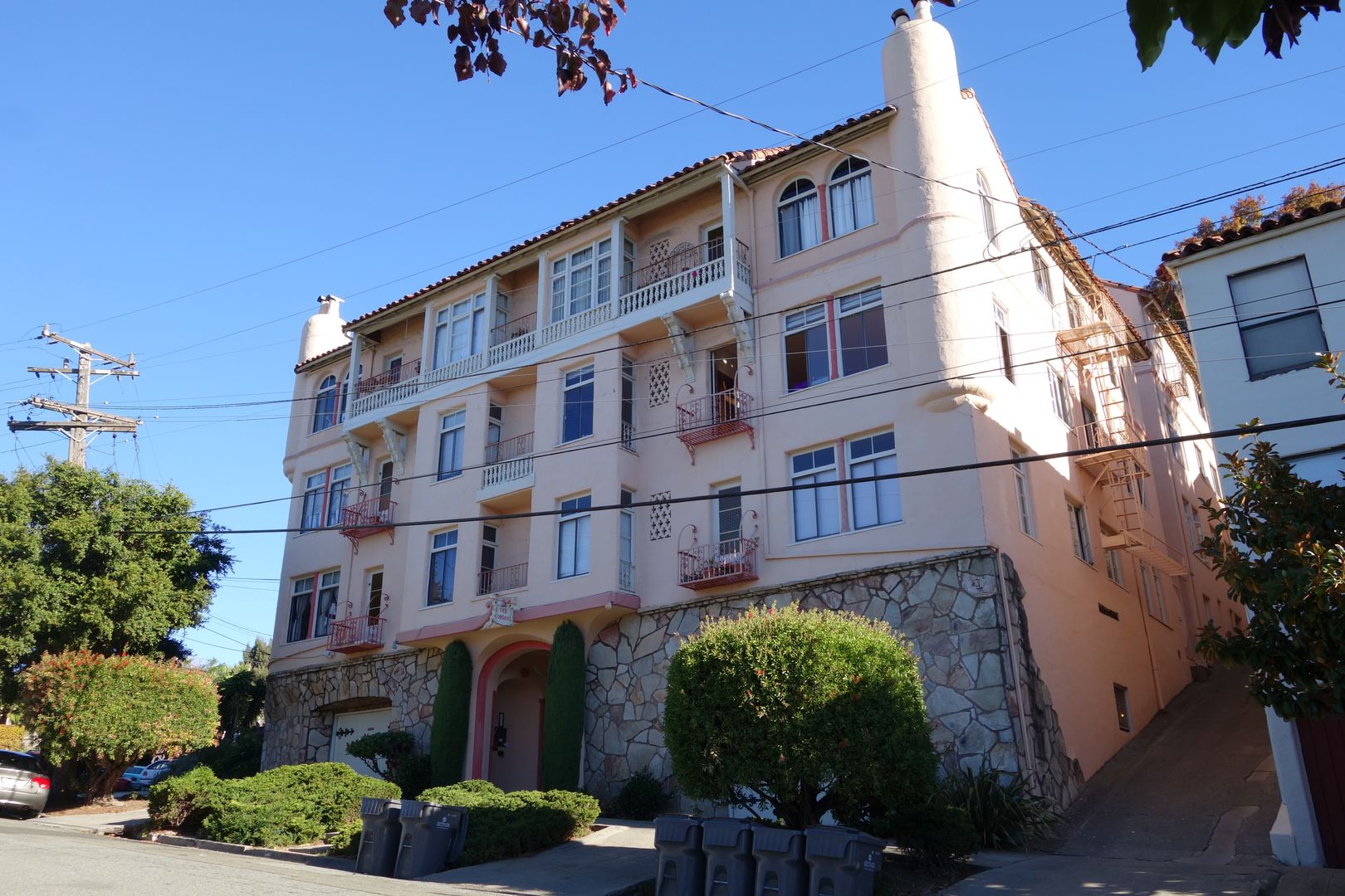 Oakland Apartment: 882 Cleveland Street