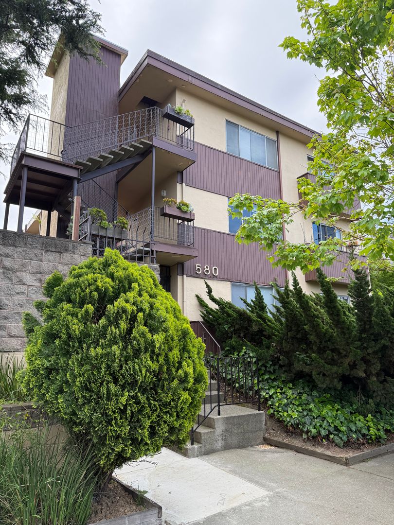 Oakland Apartment: 580 Vernon Street