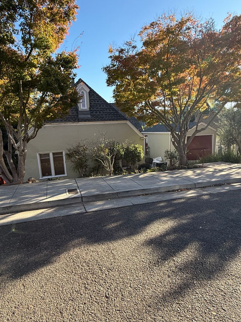 Oakland House: 1035 Underhills Road