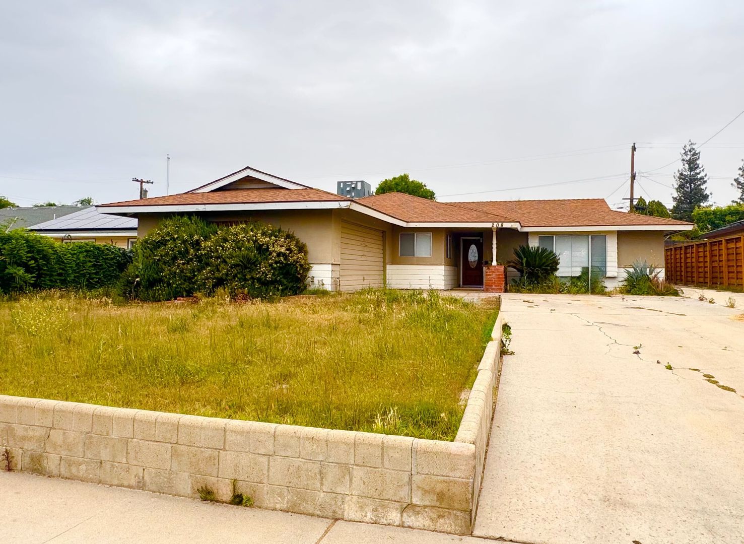 Bakersfield House: 208 Electra Avenue