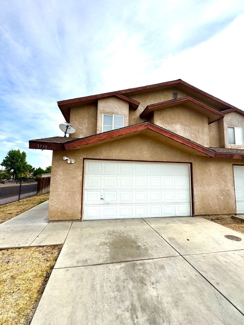 Bakersfield House: 5730 Castlegate Lane