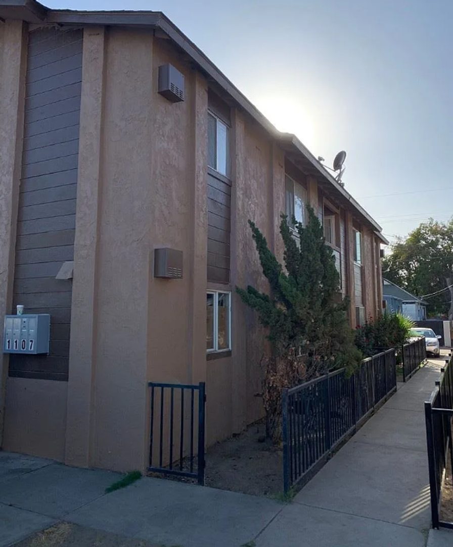 Bakersfield Apartment: 1107 L Street