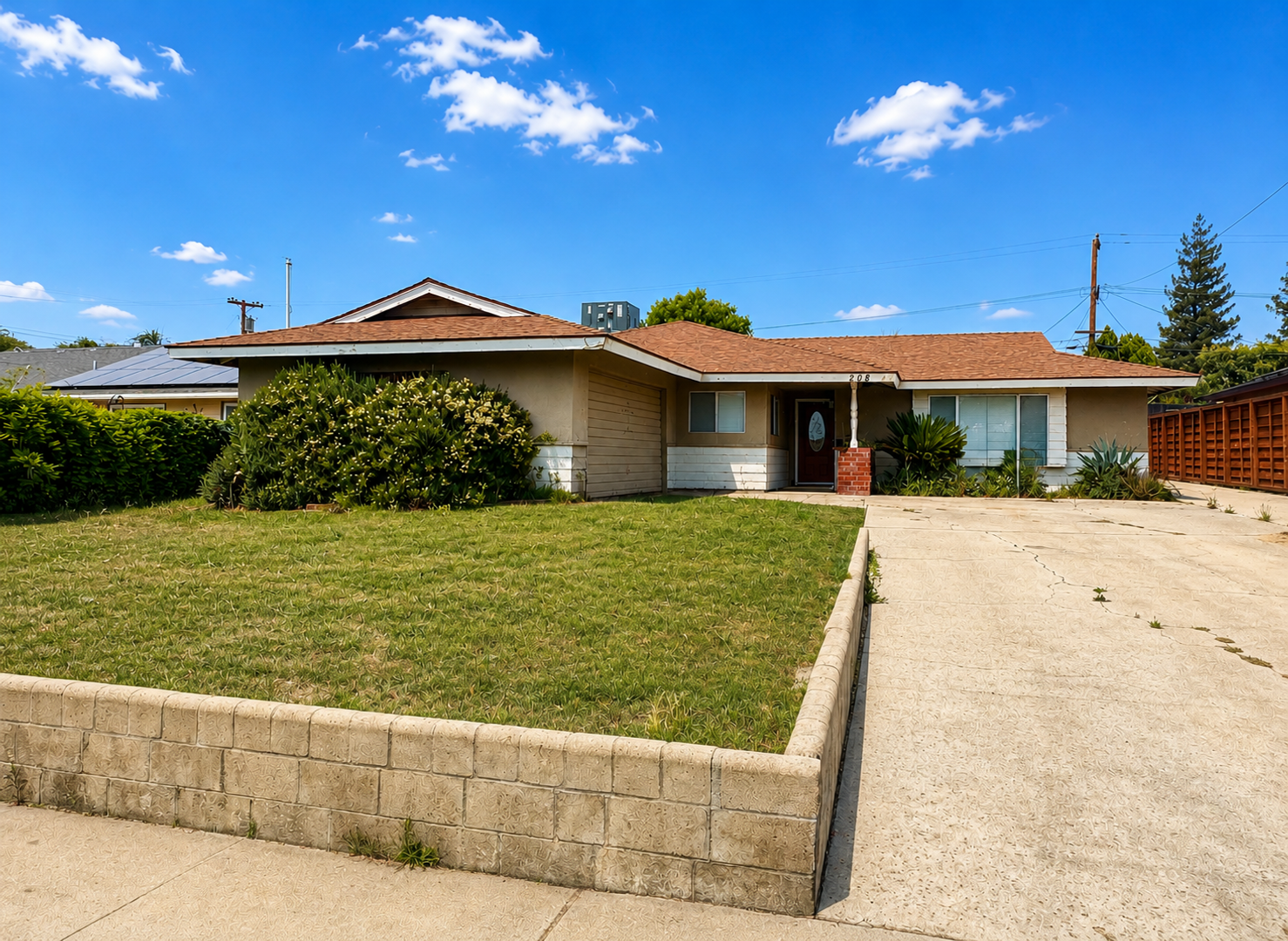 Bakersfield House: 208 Electra Avenue