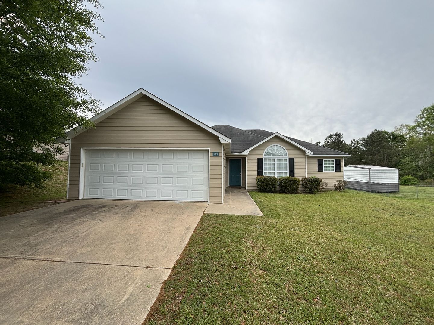 Phenix City House: 119 Lee Road 2111