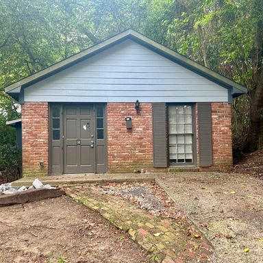 Cozy and Renovated 1 bed 1 bath! – photo 1