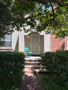 Charming 2 bedroom with 2 car detached garage with Solar! Move in special – photo 1