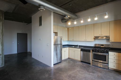 105 Sycamore Place, A-304 – photo 1