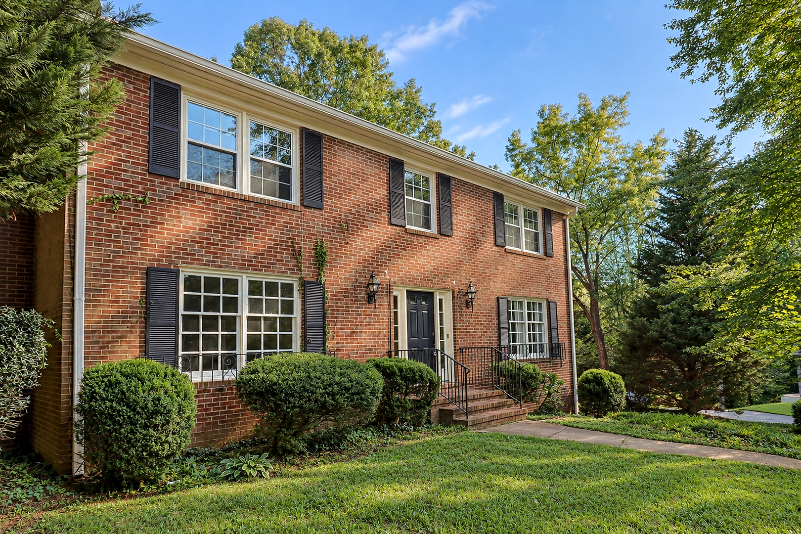 Charlottesville House: 208 Surrey Rd