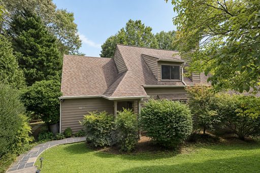 Move-in Ready Western Albemarle Home With Private Backyard – photo 1