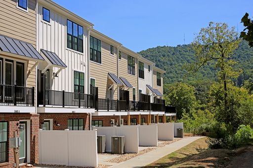 Move-in Ready, Dog-Friendly Galaxie Farm Apartment – photo 1