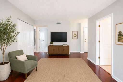 Move-in Ready Villas at Southern Ridge Apartment Near 5th St Station – photo 1