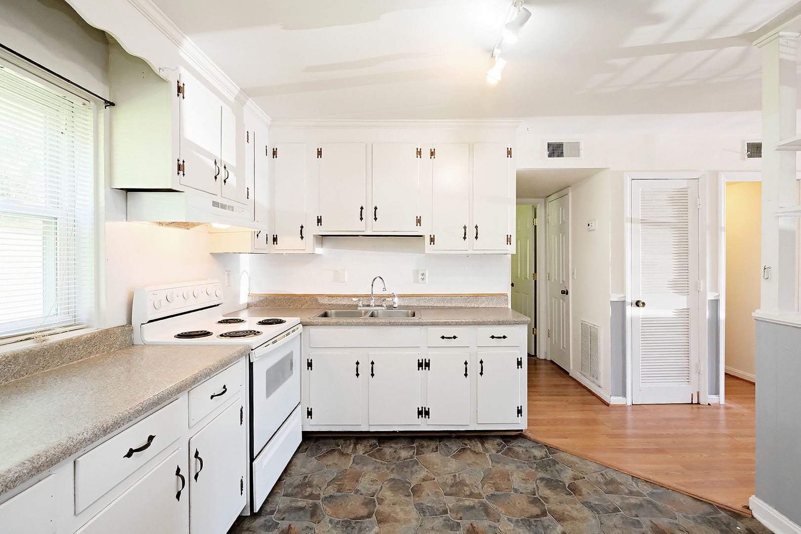 Louisa Condo: 108 Jefferson Hwy #4
