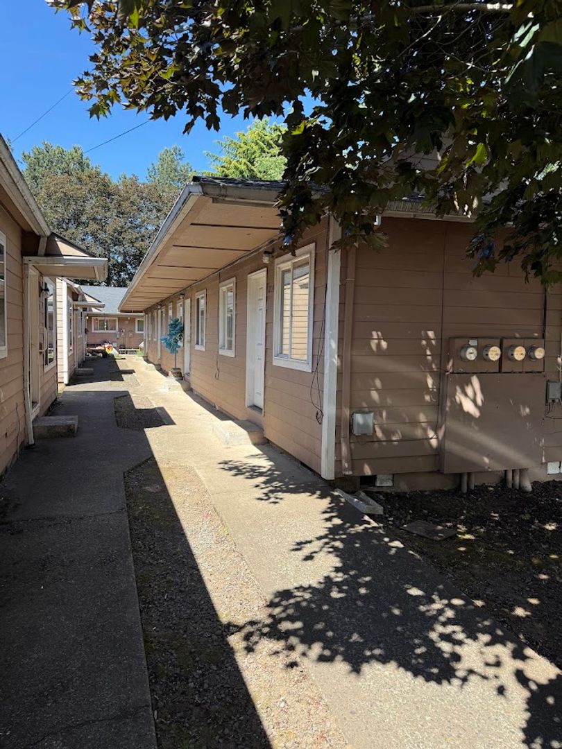 Portland Apartment: 2703-2729 SE 125th Ave