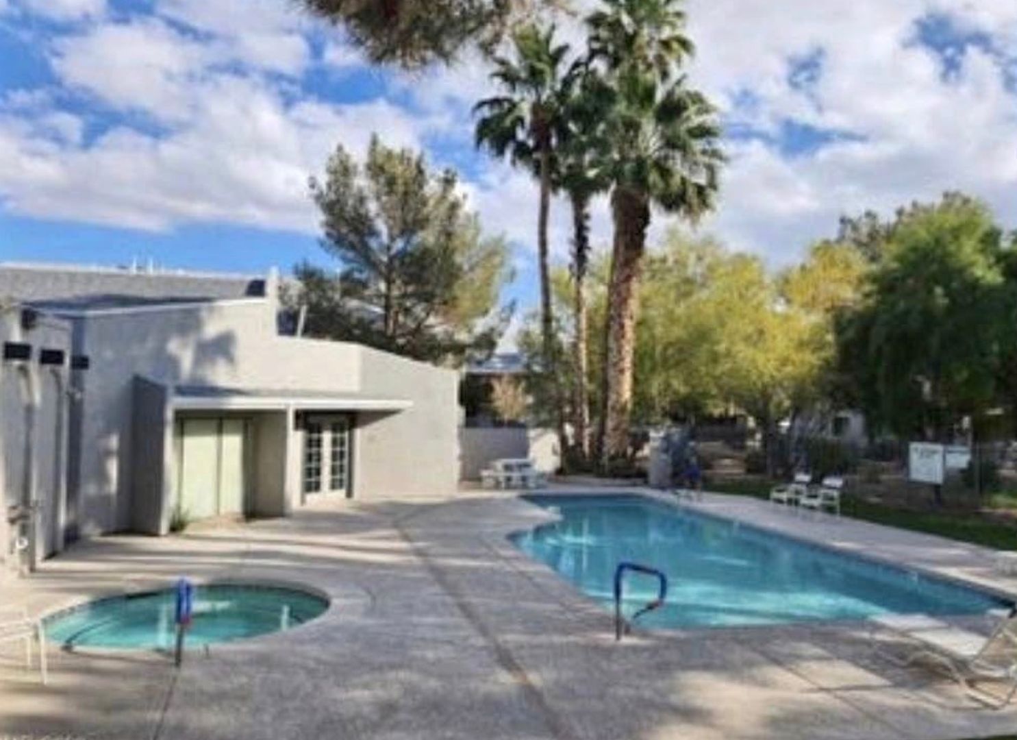 Henderson House: 2840 Blue Bonnet Dr